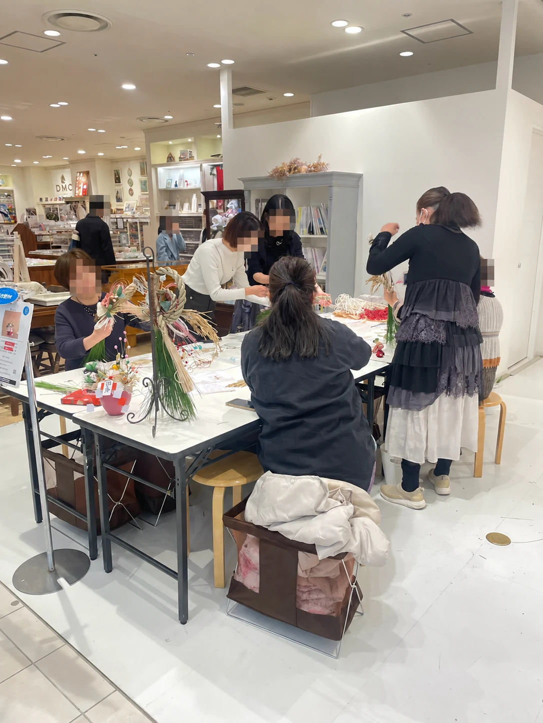 一部参加者の顔にモザイク処理を施した百貨店での出張ワークショップの様子